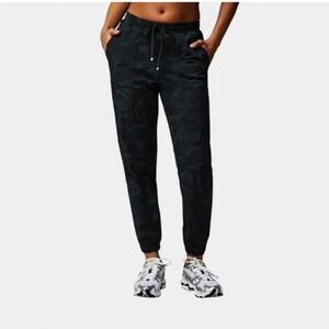 Women's Fabletics NWT The One Jogger XXL Tonal Camo